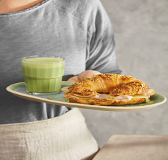 Croissant con jamón y queso