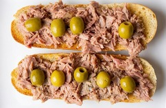 De Atún y Olivas