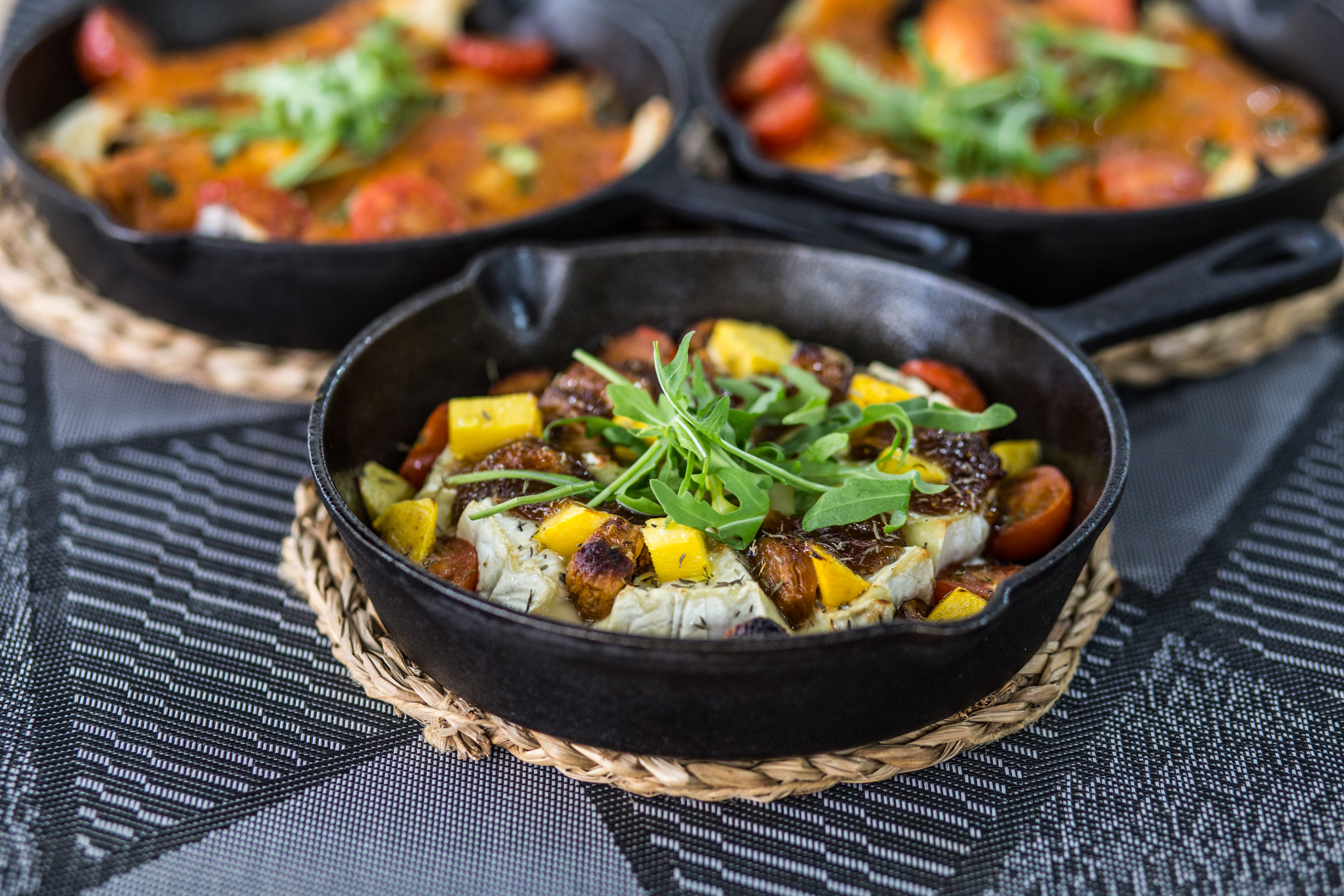 12. Queso Camembert al horno, higos, mango, cherry, cebolla crujiente, rúcula y tomillo