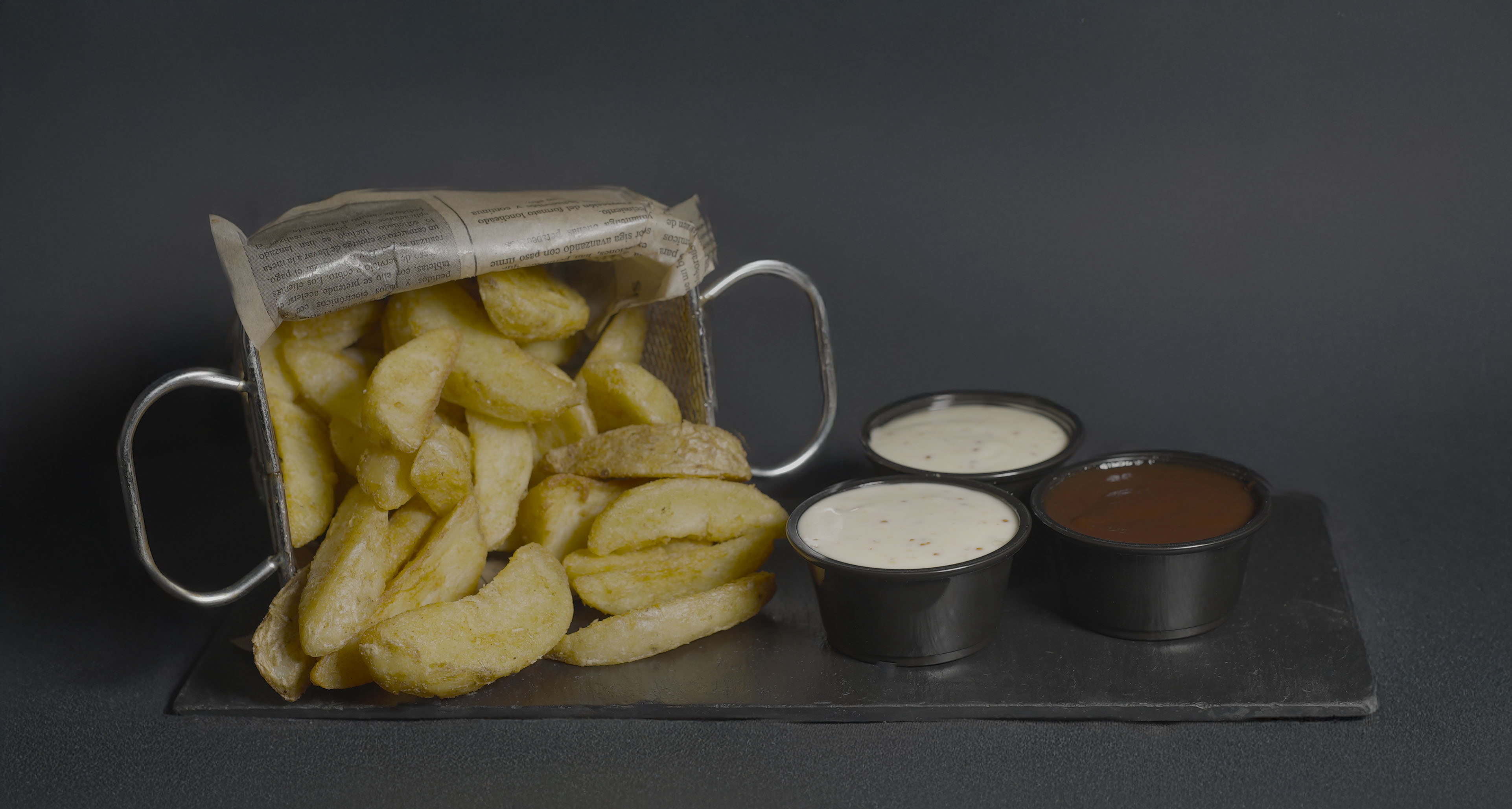 PATATAS ESPECIADAS TRES SALSAS