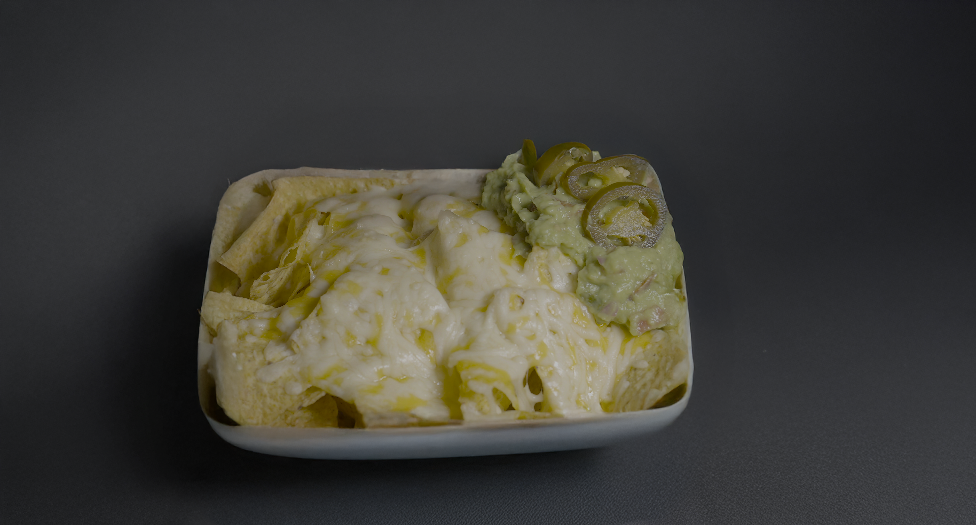 NACHOS CON GUACAMOLE Y QUESO