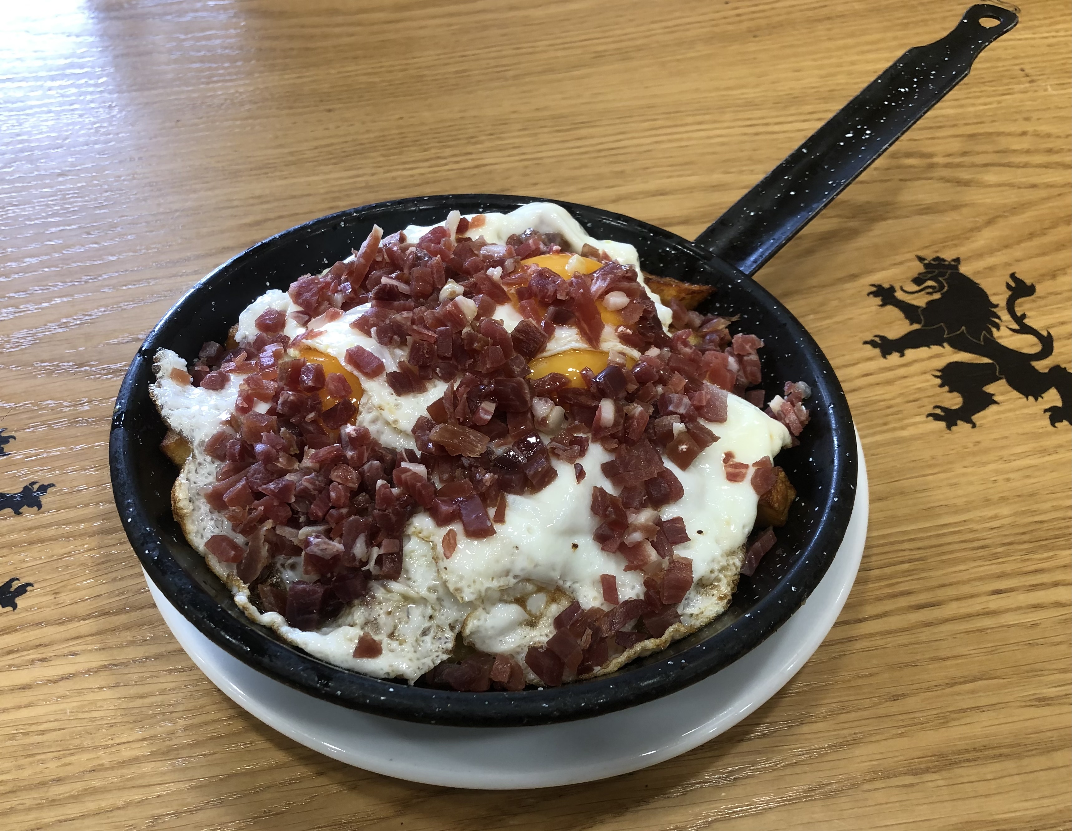 Huevos rotos con jamon
