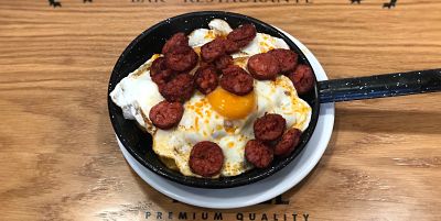 Huevos rotos con chorizo o chistorra