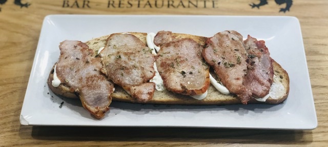Lomo con alioli y orégano