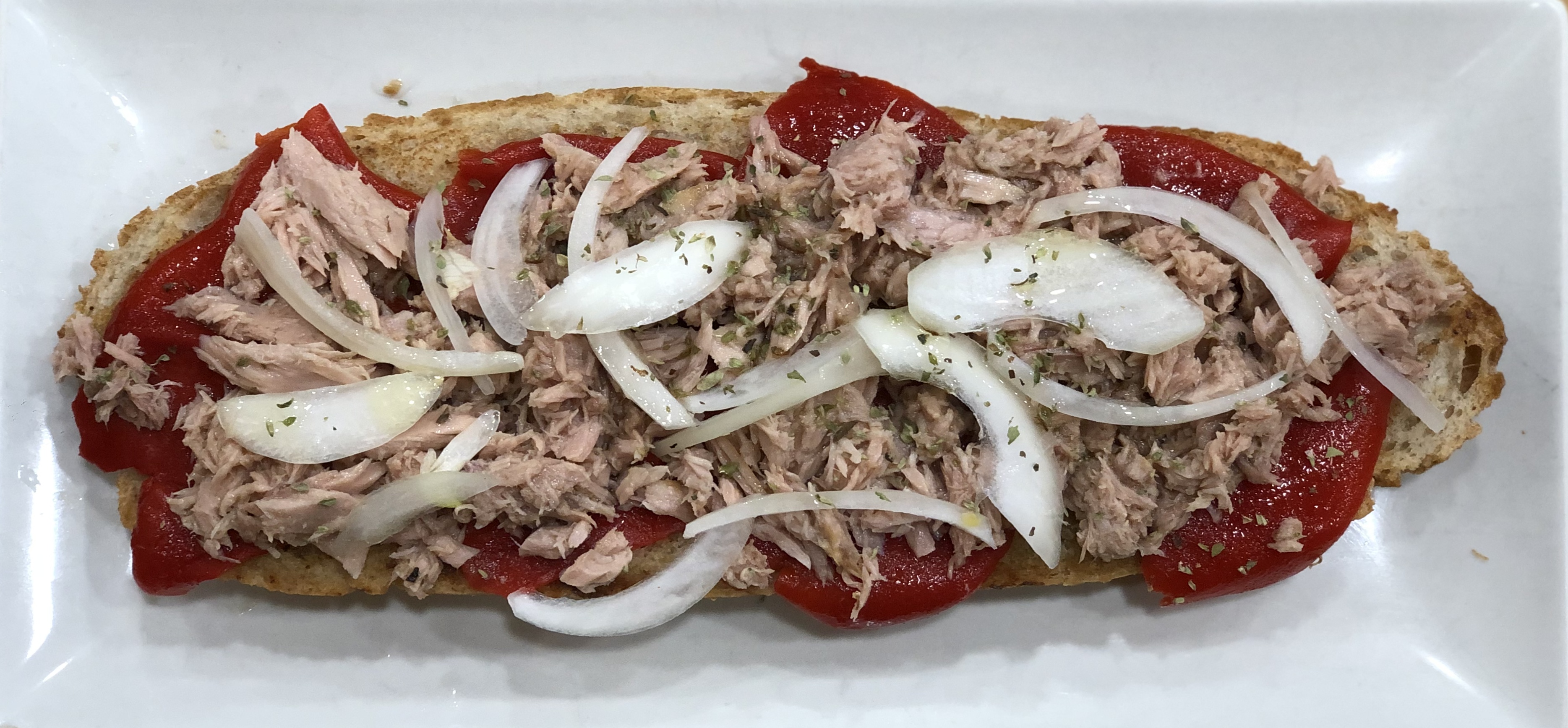 Atun con pimientos de piquillos y cebolla