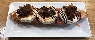 Queso de cabra con cebolla caramelizada