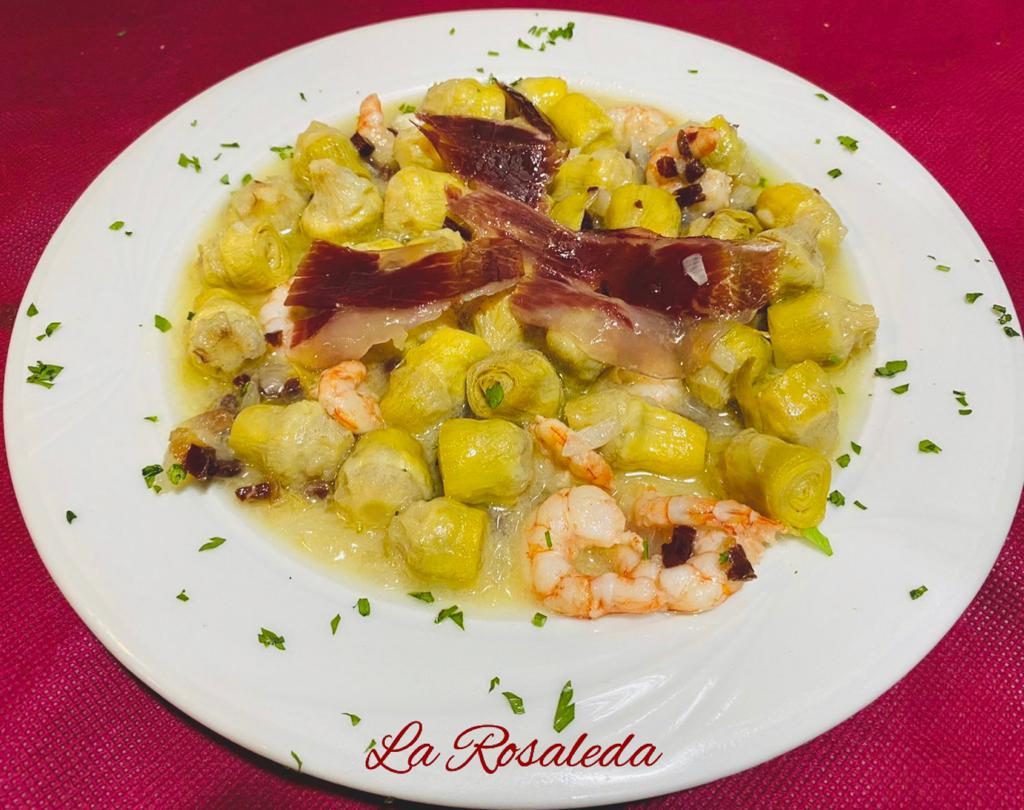 Alcachofas salteadas con jamón y langostinos