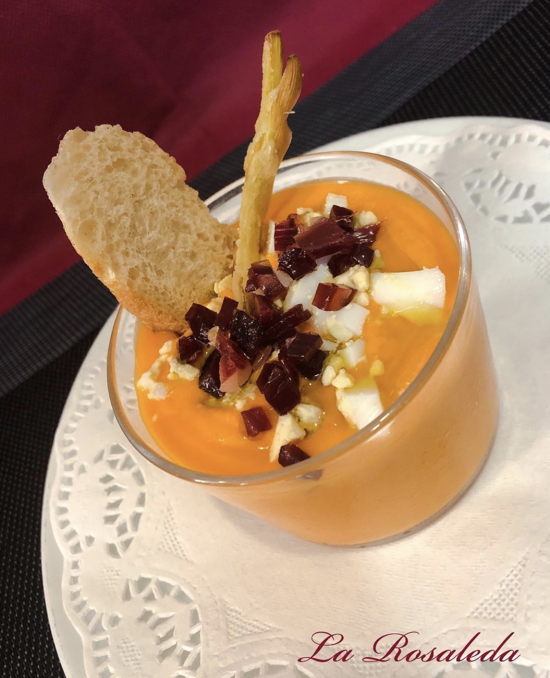 Salmorejo con jamón y huevo