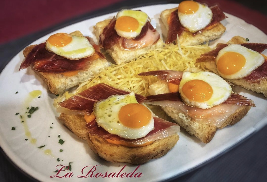 Pan de la casa con salmorejo, jamón y huevos de codorniz