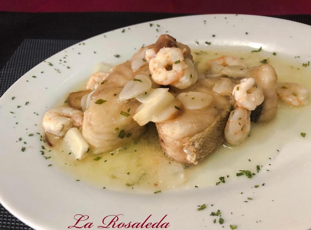 Lomos de merluza en salsa verde y gambas