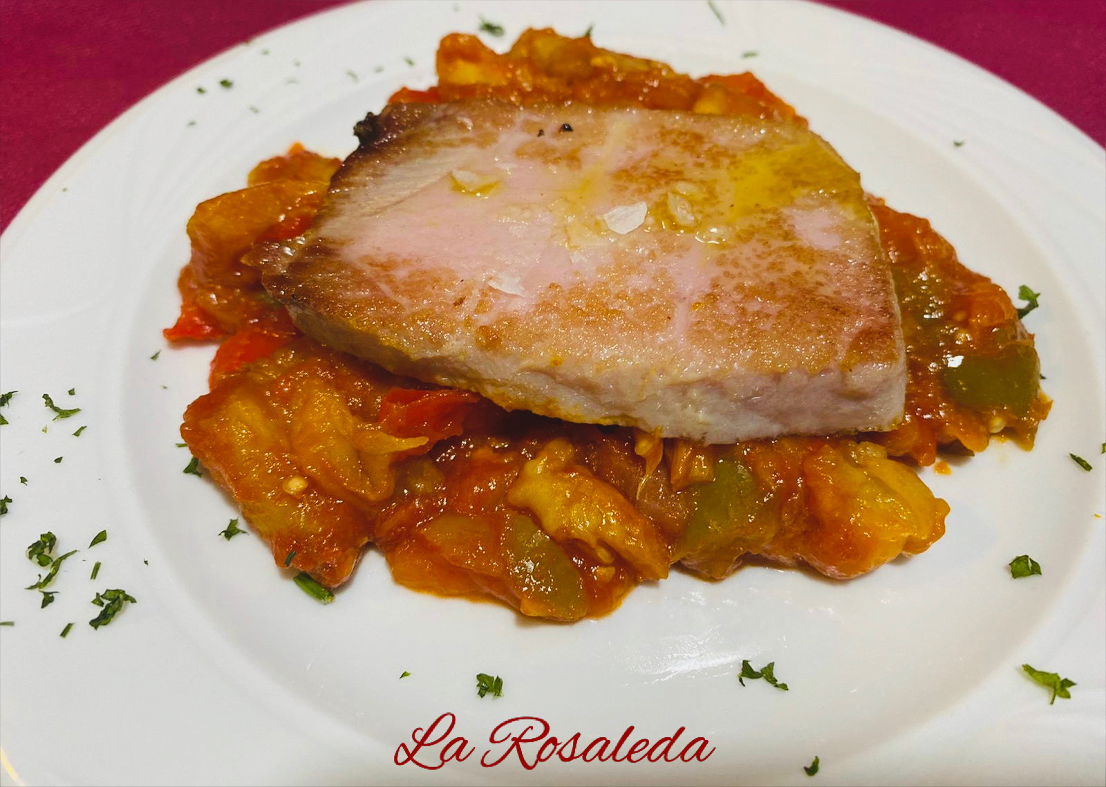 Atún rojo a la plancha sobre pisto manchego