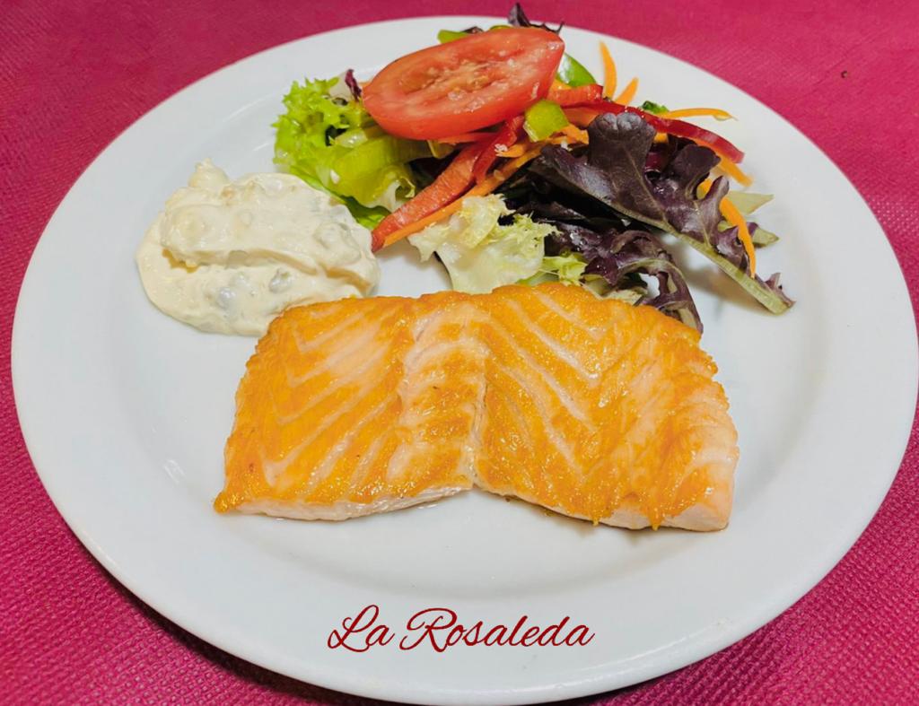 Salmón a la plancha con salsa tártara