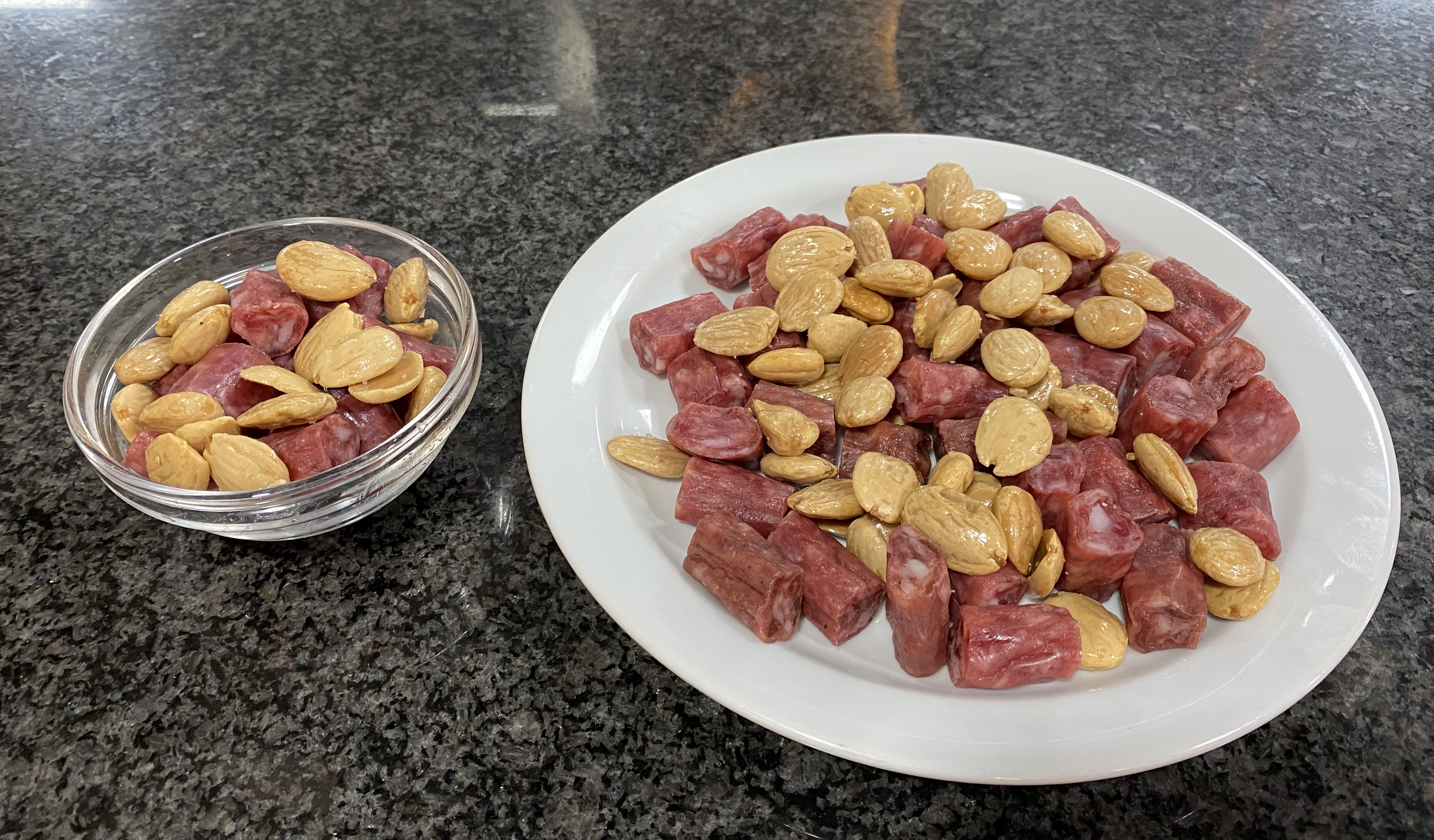 Salchicha seca con almendras (plato)