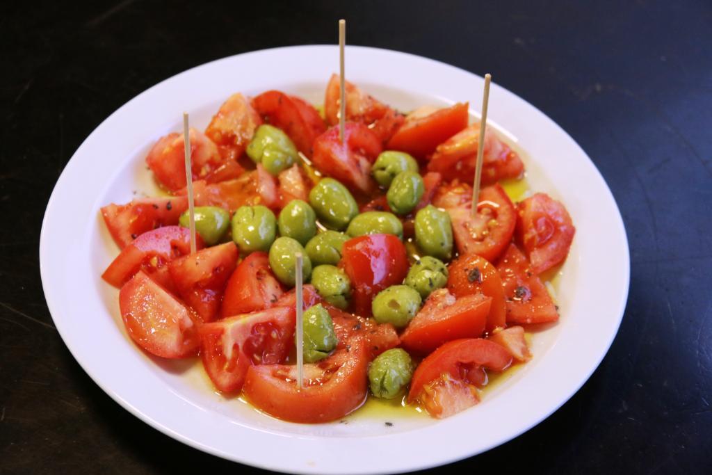 Tomate partido con olivas